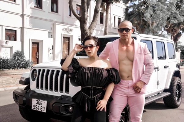 “Kiến càng” Phạm Hy và ca sĩ doanh nhân Thu Trang đọ sắc bên Jeep khủng