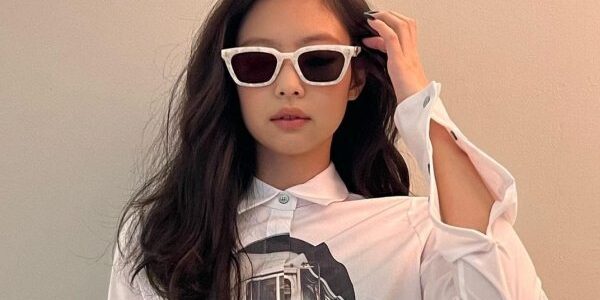 Jennie (Blackpink) khoe eo 50 cm