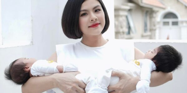 Vân Trang đeo nịt bụng siết eo khi bế cặp sinh đôi