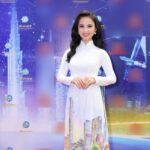 MC Thanh Giang diện áo dài mang biểu tượng Sài Gòn năng động
