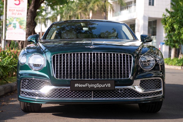 Bentley Flying Spur V8 cập bến Việt Nam với màu xanh ngọc lục bảo