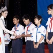Hoa hậu Lý Kim Thảo về thăm quê