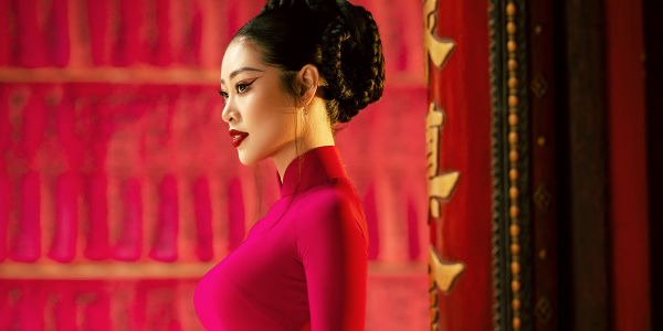 Khánh Vân khoe vẻ đẹp Á Đông với áo dài Tết