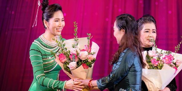 Nghệ sĩ Như Huỳnh nhận bằng khen của Hội Nghệ sĩ sân khấu Việt Nam