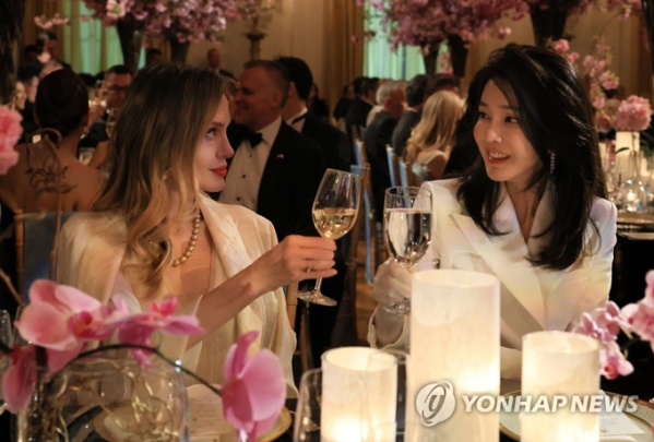 Đệ nhất phu nhân Hàn Quốc trò chuyện cùng Angelina Jolie