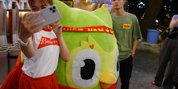Fan Việt gặp ‘cổ động viên’ SEA Games 32 đặc biệt: “Cú xanh” Duolingo