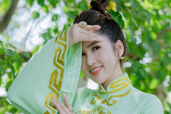 ‘Hoa hậu cải lương’ Như Huỳnh thướt tha với tà áo dài