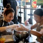 Học viên Học viện Ngôi sao Việt Nam tham gia làm bánh ý nghĩa ngày hè