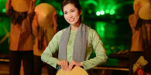 ‘Hoa hậu cải lương’ Như Huỳnh xúc động khi hát tại Cảng Sài Gòn