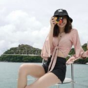 Lisa (Blackpink) gây sốt khi diện bikini