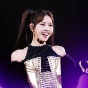Lisa (BLACKPINK) khoe ảnh hậu trường concert ở Hà Nội