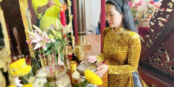 NSƯT Trịnh Kim Chi tổ chức giỗ Tổ quy tụ dàn sao Việt