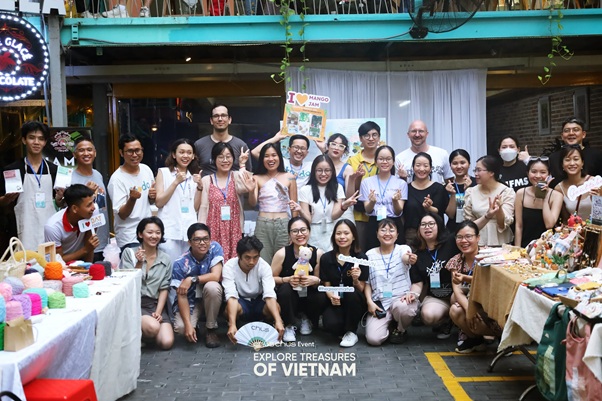Helly Tống cùng giới trẻ khoe sản phẩm Việt với #VietFlex Challenge