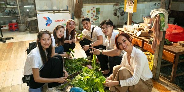 Dàn celeb Fitness Supermodel Vietnam đón Giáng sinh cùng trẻ em