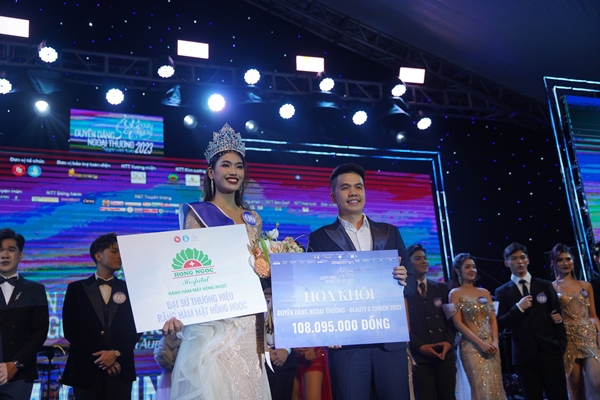 Nguyễn Minh Anh đăng quang Hoa khôi Duyên dáng Ngoại thương 2023