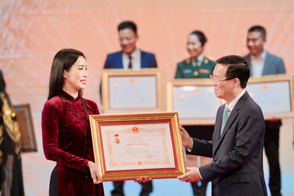 Trịnh Kim Chi xúc động nhận danh hiệu Nghệ sĩ Nhân Dân