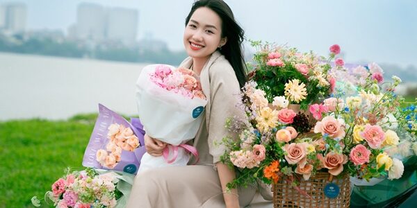 Họa sĩ Phan Anh Thư mang hoa phủ bãi sông Hồng