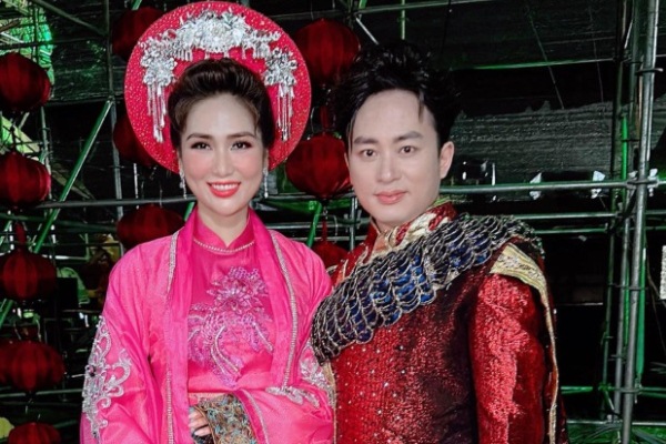NSƯT Như Huỳnh hội ngộ thân thiết với ca sĩ Tùng Dương