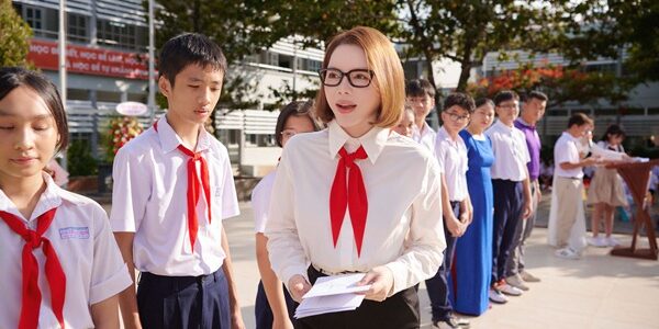 Lý Nhã Kỳ tặng học bổng cho trường cũ