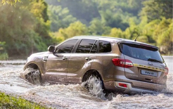 Kinh nghiệm lái xe khi đi qua sông suối