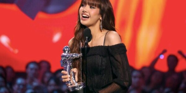Lisa BlackPink bị chỉ trích vì nghi vấn hát nhép