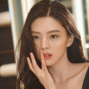 Lisa bị mỉa mai, bản sao của Song Hye Kyo bị tố khai gian tuổi