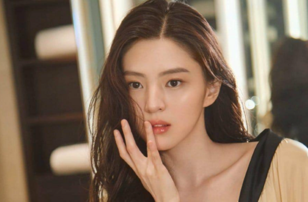 Lisa bị mỉa mai, bản sao của Song Hye Kyo bị tố khai gian tuổi
