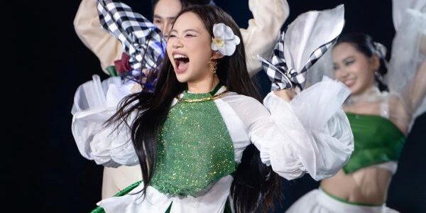 Phương Mỹ Chi hò vọng cổ gen Z, tổng kết trend 2024 tại Làn Sóng Xanh