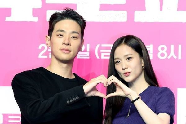 Park Jung Min tiếc nuối vì không quay được nhiều cảnh lãng mạn với Jisoo