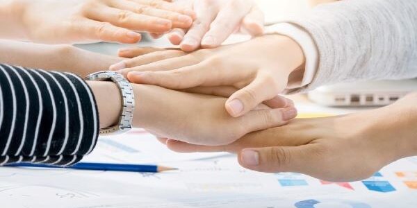Tư vấn hay: Con thích làm việc với con người cần học ngành nào?