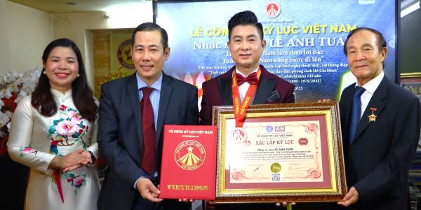 Nhạc sĩ – ca sĩ Lê Anh Tuấn trở thành kỷ lục gia Việt Nam sau liveshow “Ánh Dương soi sáng”