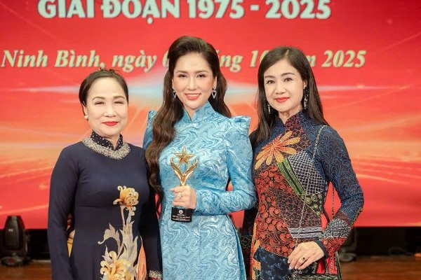 NSƯT Như Huỳnh xúc động đón tuổi mới giữa hào quang nghệ thuật